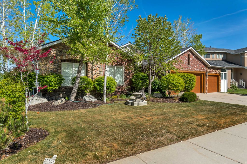 Photo of 533 E JADE PARK LN S, Draper, UT 84020 (MLS # 2162453)