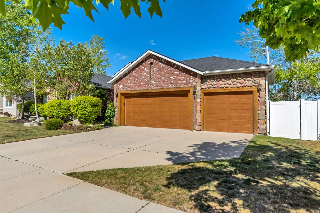 Photo of 533 E JADE PARK LN S, Draper, UT 84020 (MLS # 2162453)