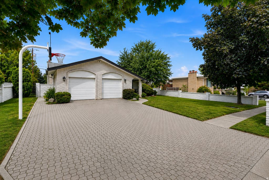Photo of 7116 S PONDEROSA DR, Cottonwood Heights, UT 84121 (MLS # 2180932)