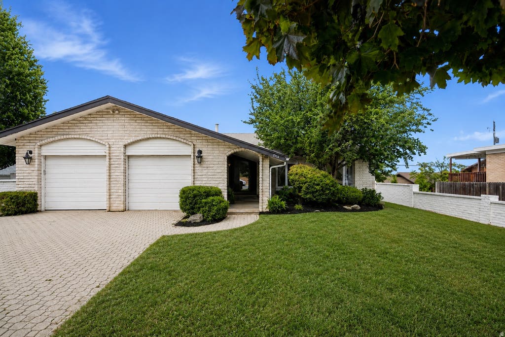 Photo of 7116 S PONDEROSA DR, Cottonwood Heights, UT 84121 (MLS # 2180932)