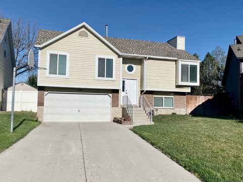 Photo of 1440 W COUNTRYWOOD LN, West Jordan, UT 84088 (MLS # 2148290)