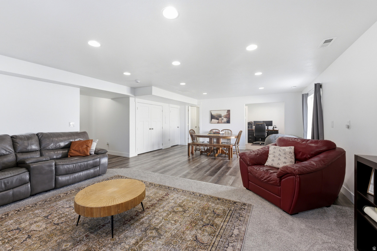 THE BENCHES - Residential