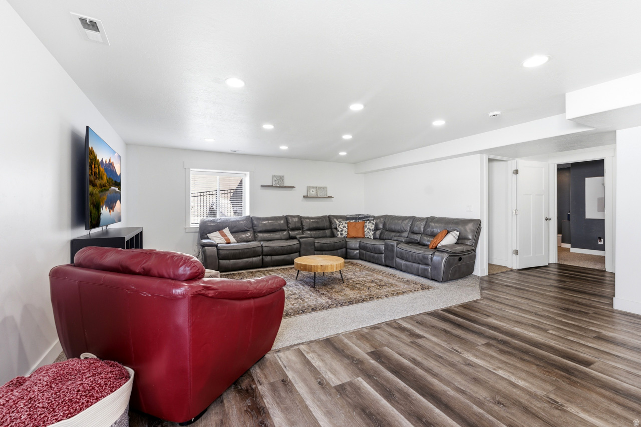 THE BENCHES - Residential