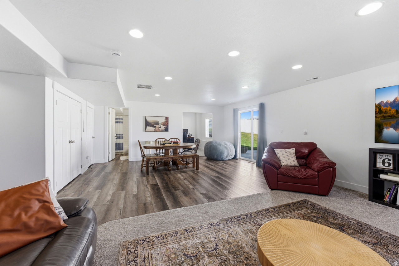 THE BENCHES - Residential