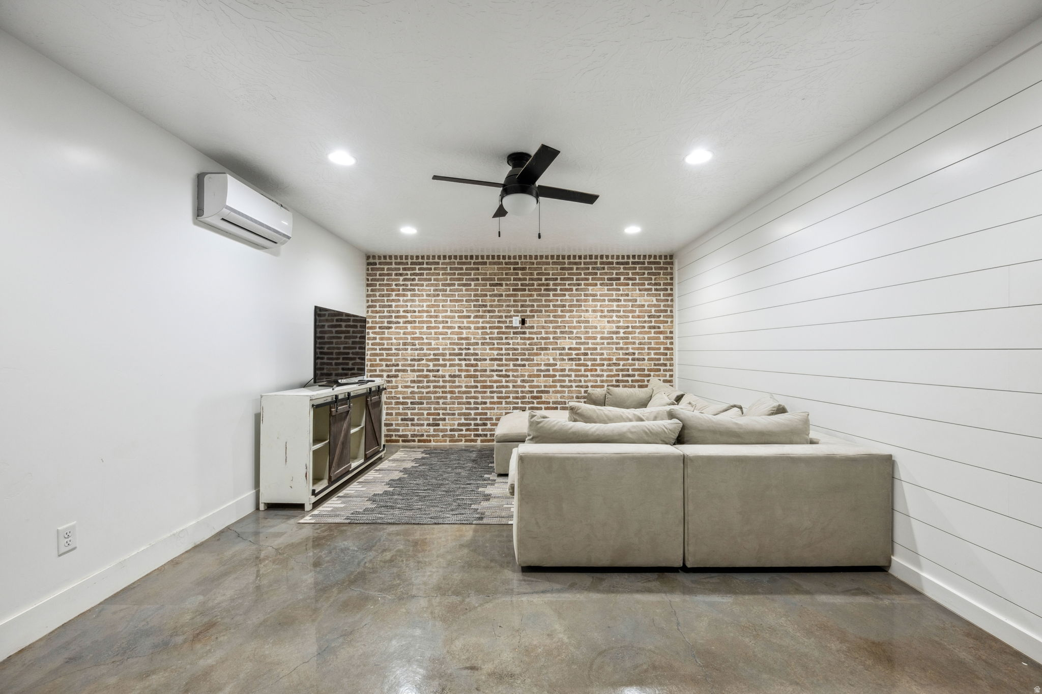 SAGE HOLLOW - Residential