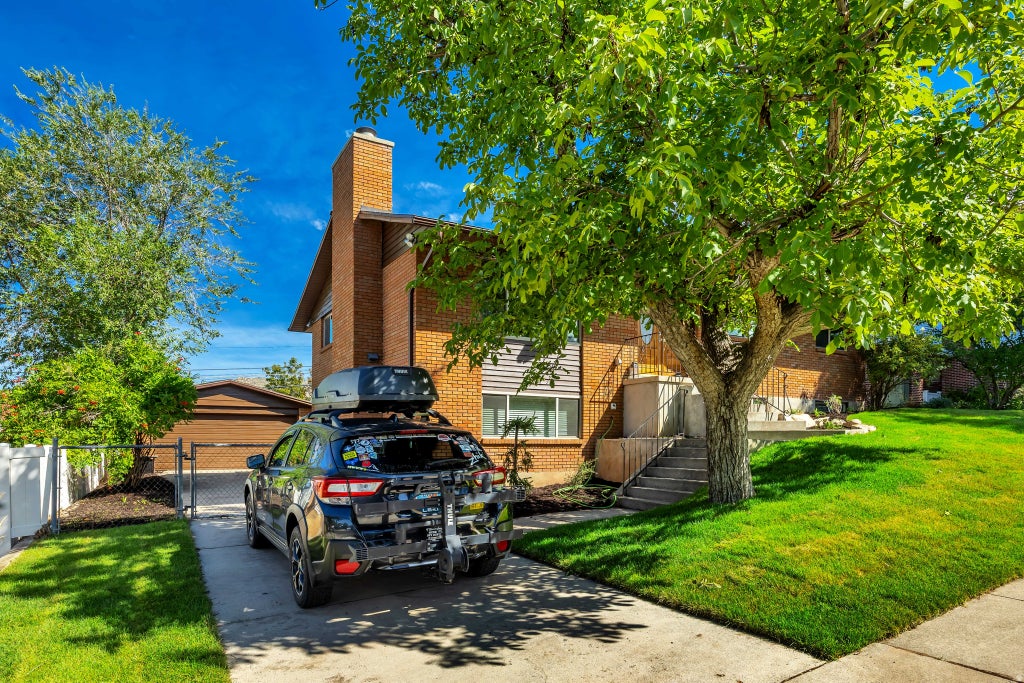 Photo of 2555 E ELM AVE, Salt Lake City, UT 84109 (MLS # 2185150)