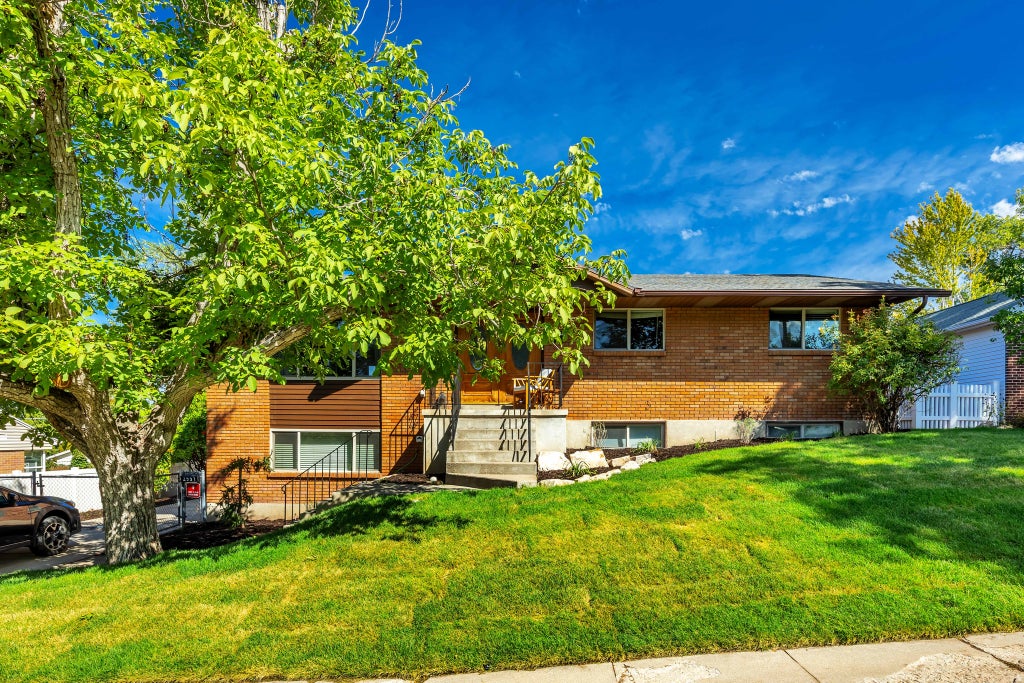 Photo of 2555 E ELM AVE, Salt Lake City, UT 84109 (MLS # 2185150)
