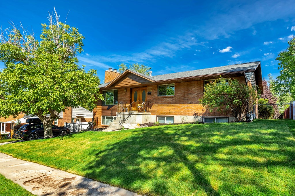 Photo of 2555 E ELM AVE, Salt Lake City, UT 84109 (MLS # 2185150)