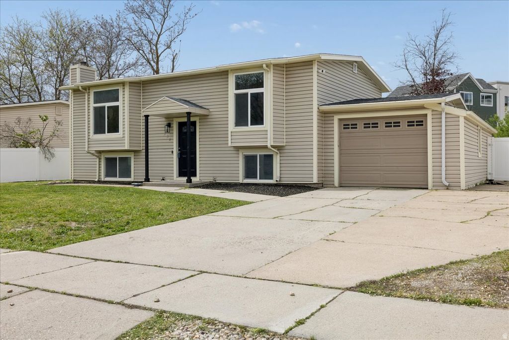 Photo of 556 KIMBALL DR, Layton, UT 84041 (MLS # 2152694)