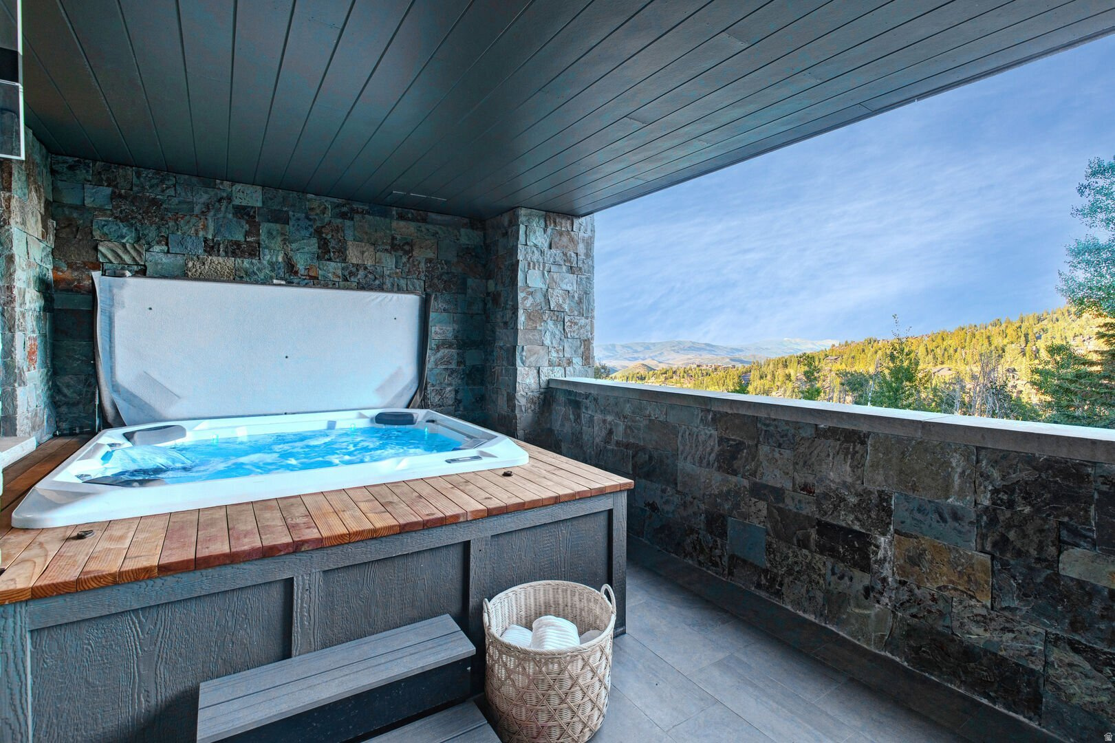 EMPIRE RESIDENCES - Residential