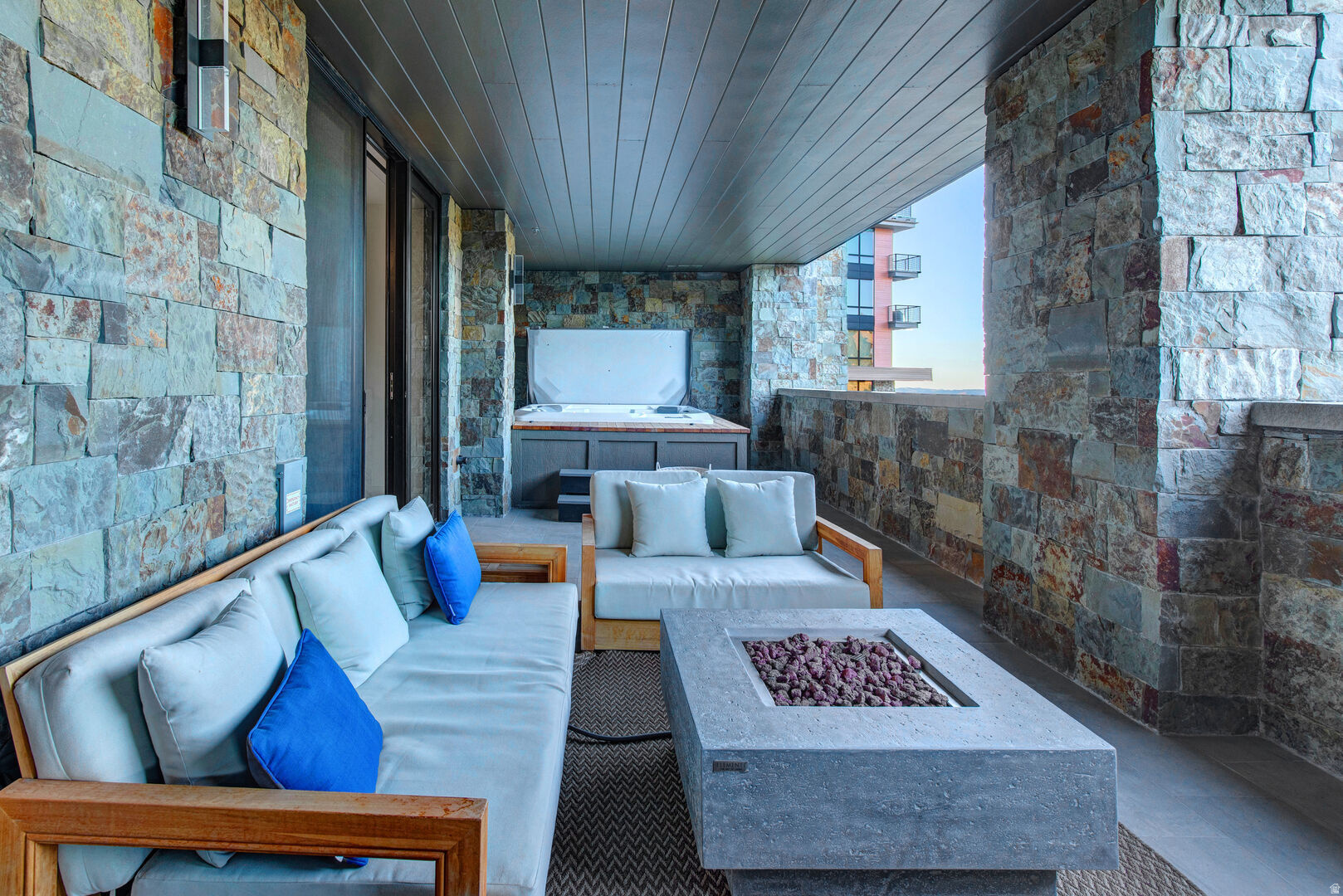 EMPIRE RESIDENCES - Residential