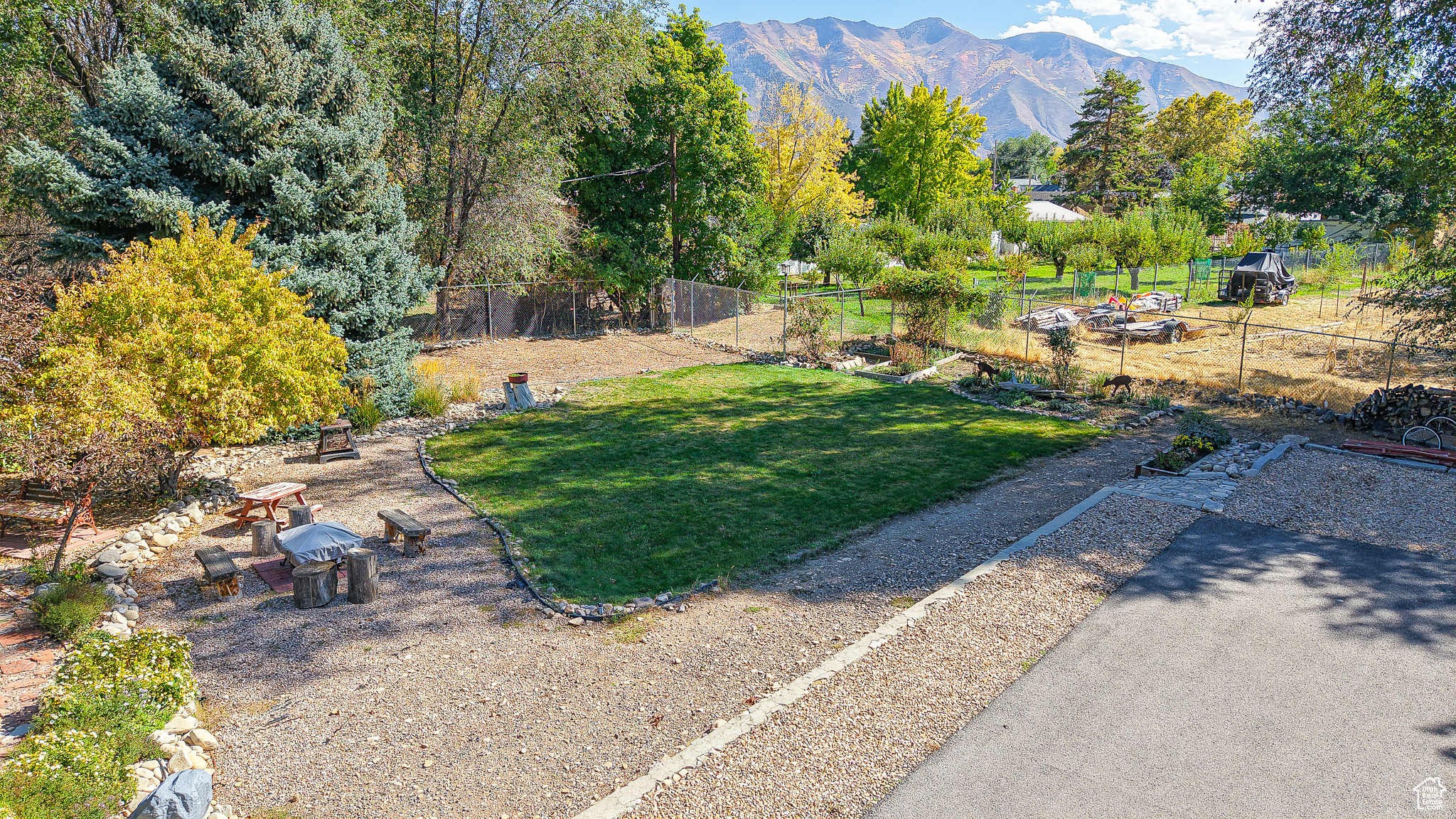 SPRING MOUNTAIN - Residential