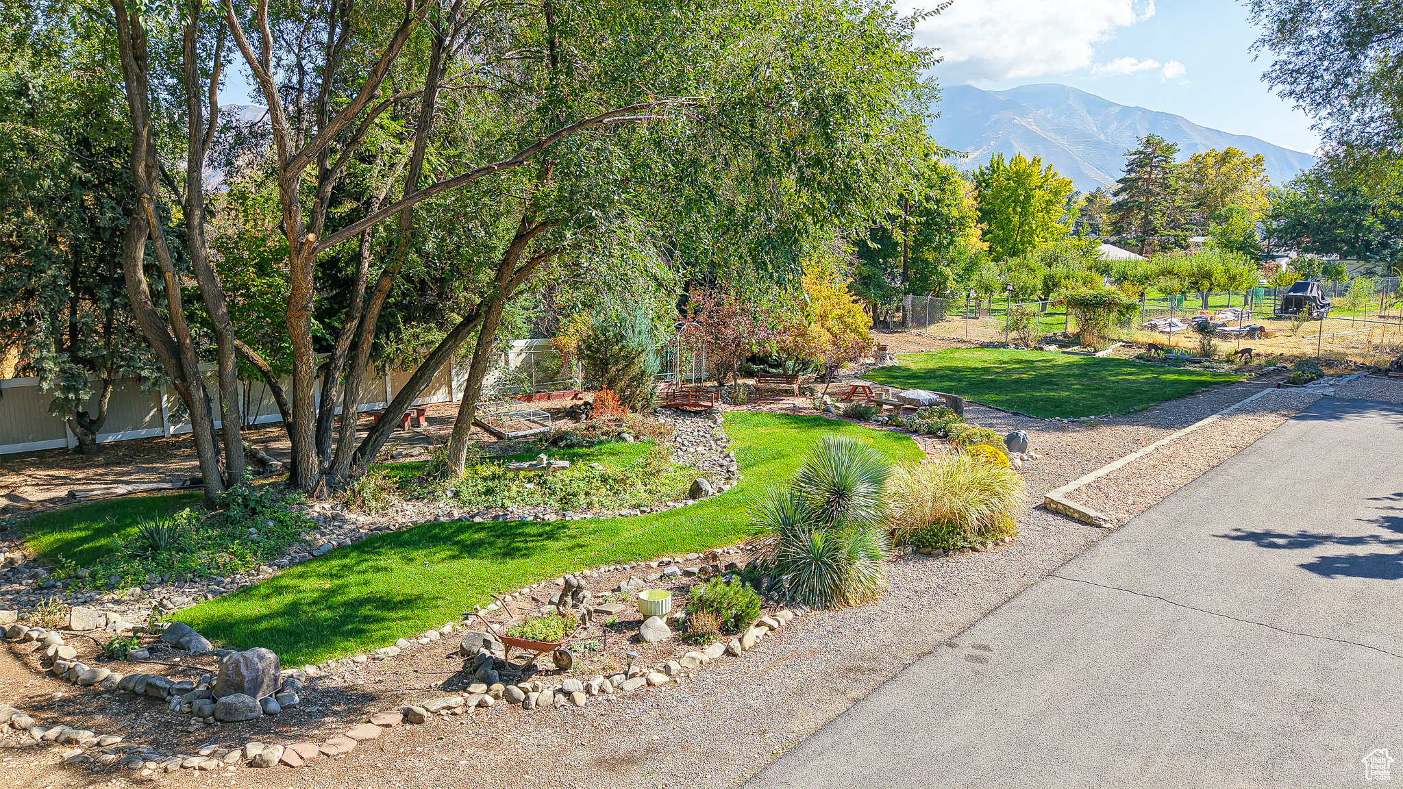 SPRING MOUNTAIN - Residential