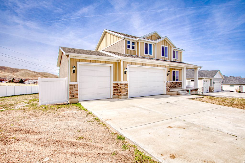 Photo of 454 S CORNER VIEW DR E, Tooele, UT 84074 (MLS # 2143721)