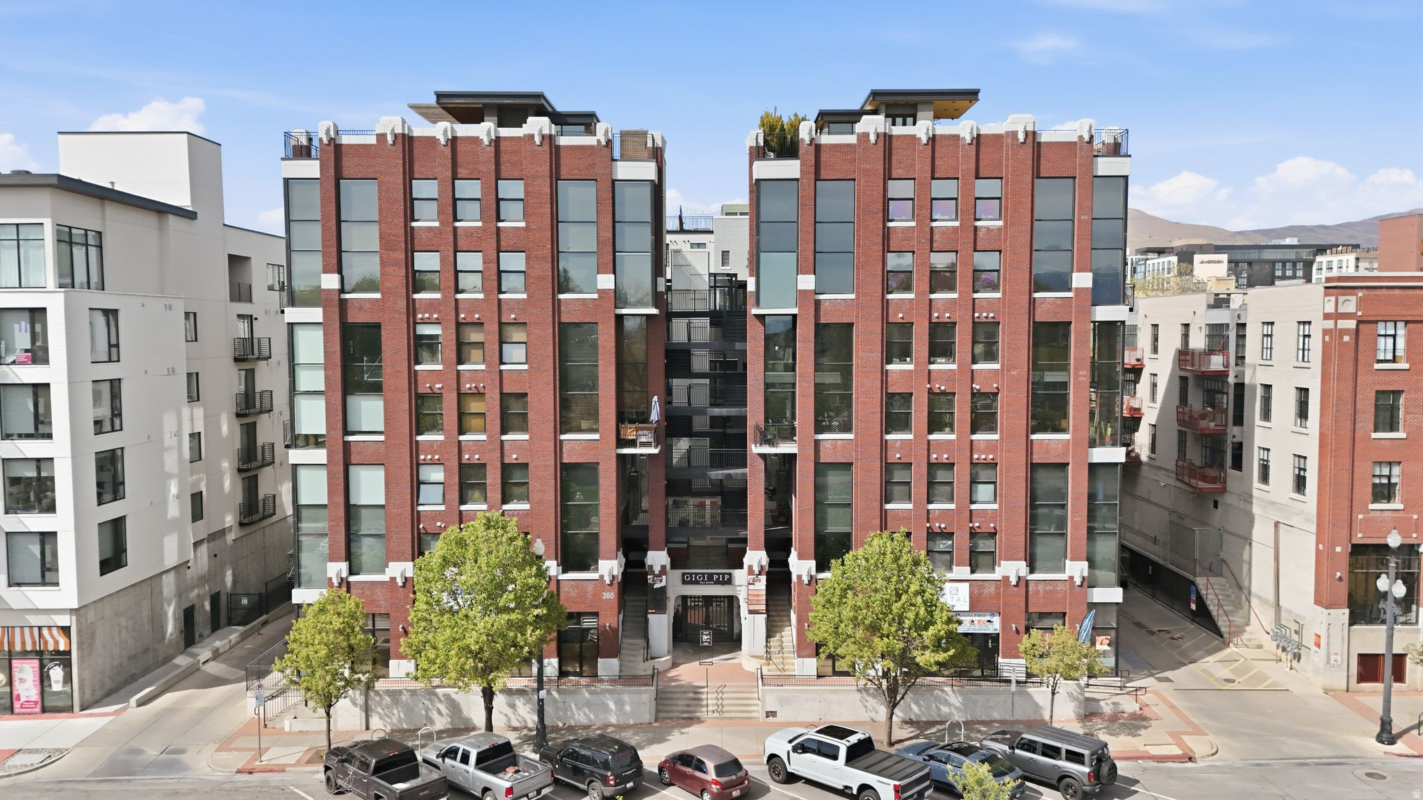 BROADWAY PARK LOFTS - Residential