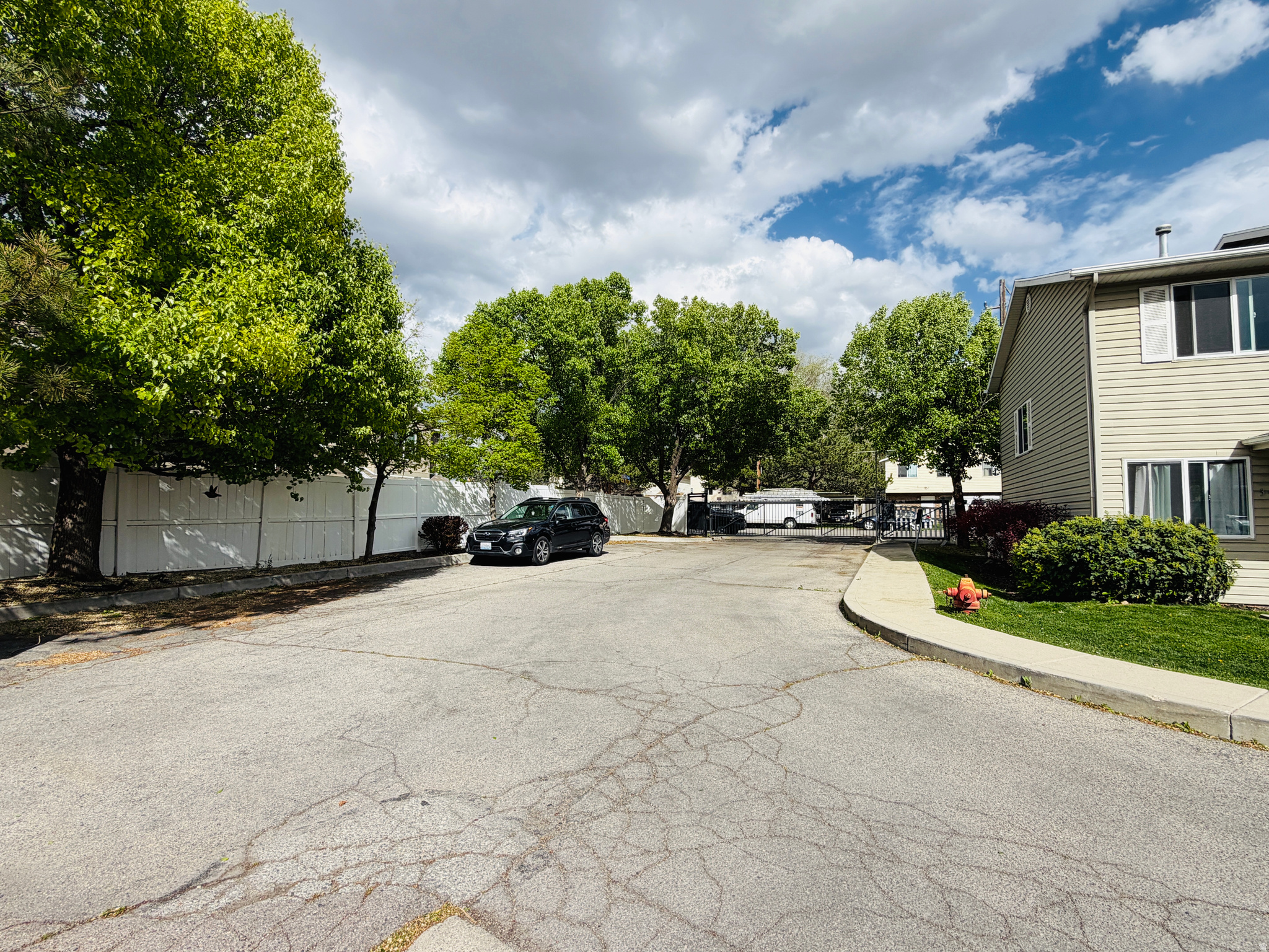 HIDDEN OAKS - Residential