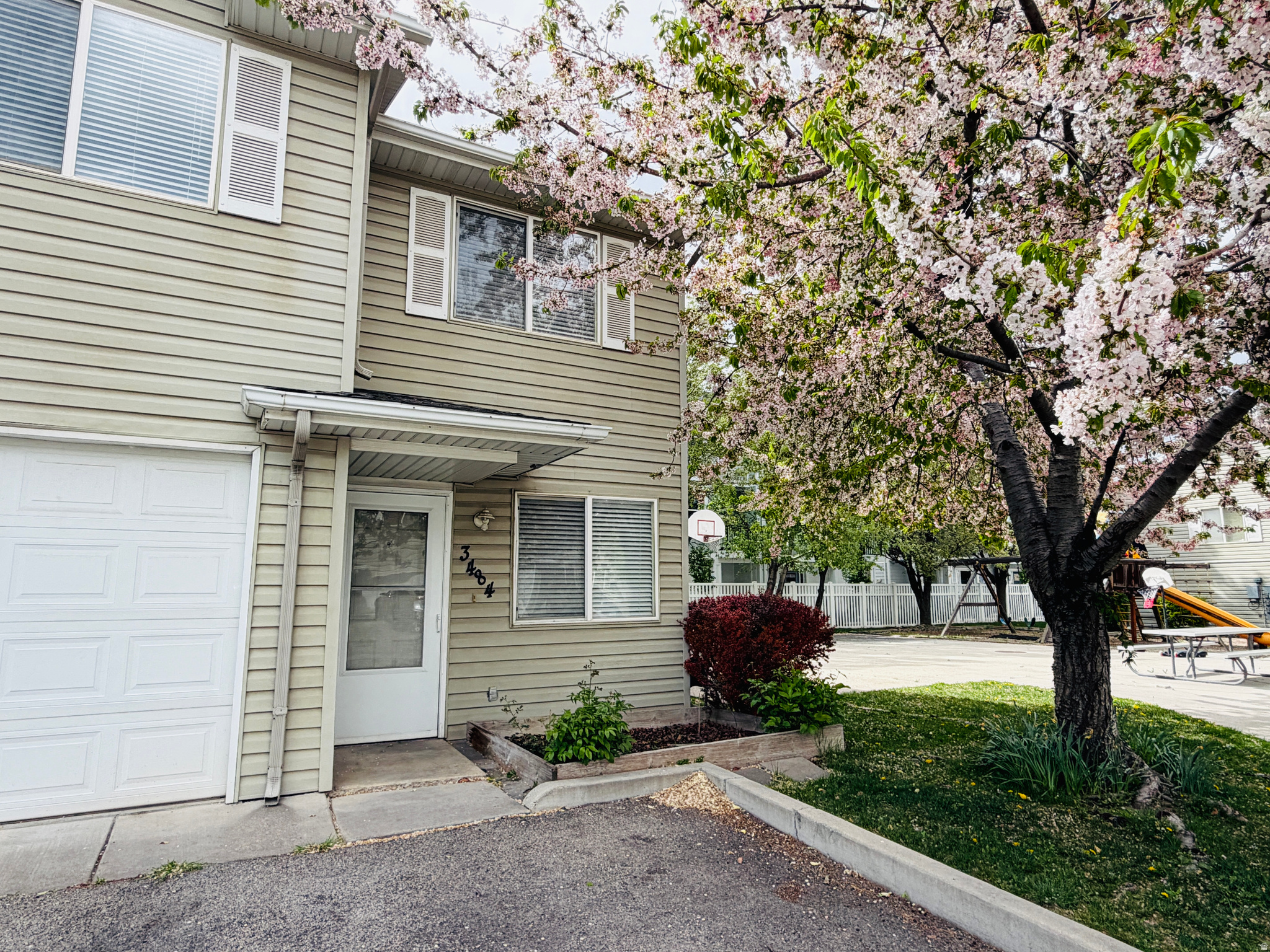 HIDDEN OAKS - Residential