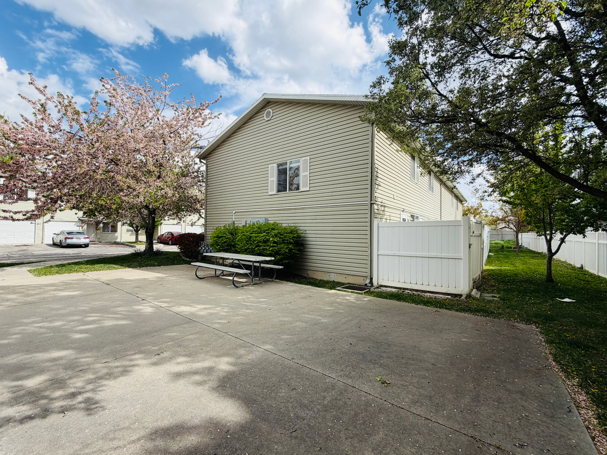 HIDDEN OAKS - Residential