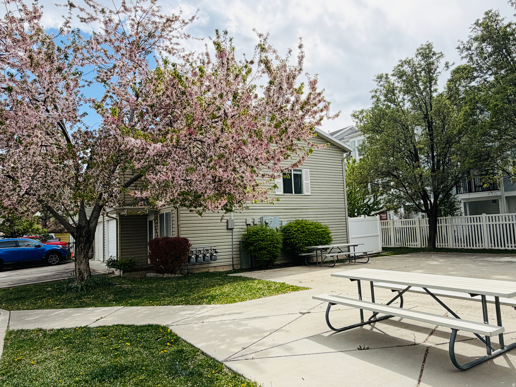 HIDDEN OAKS - Residential