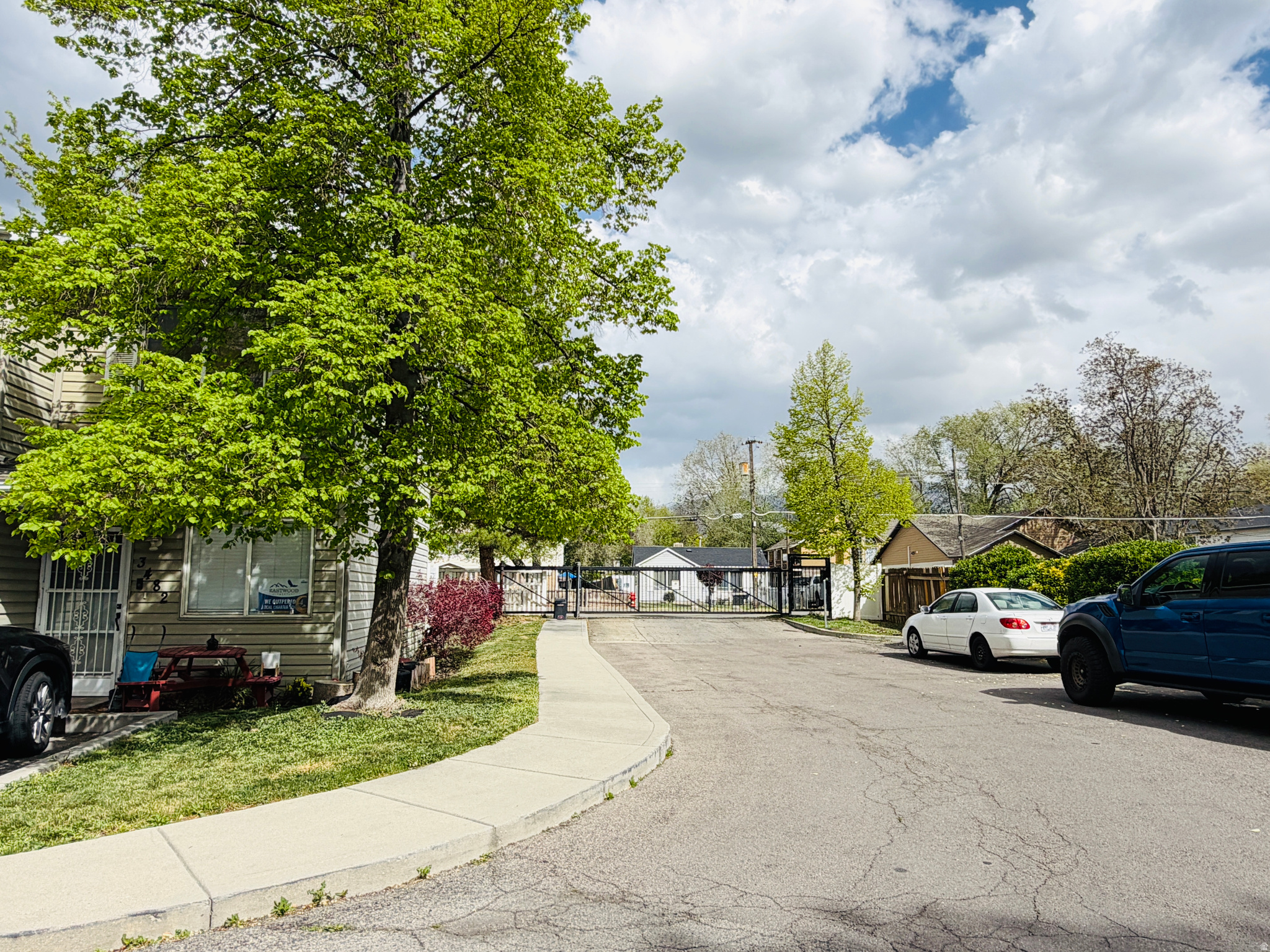 HIDDEN OAKS - Residential