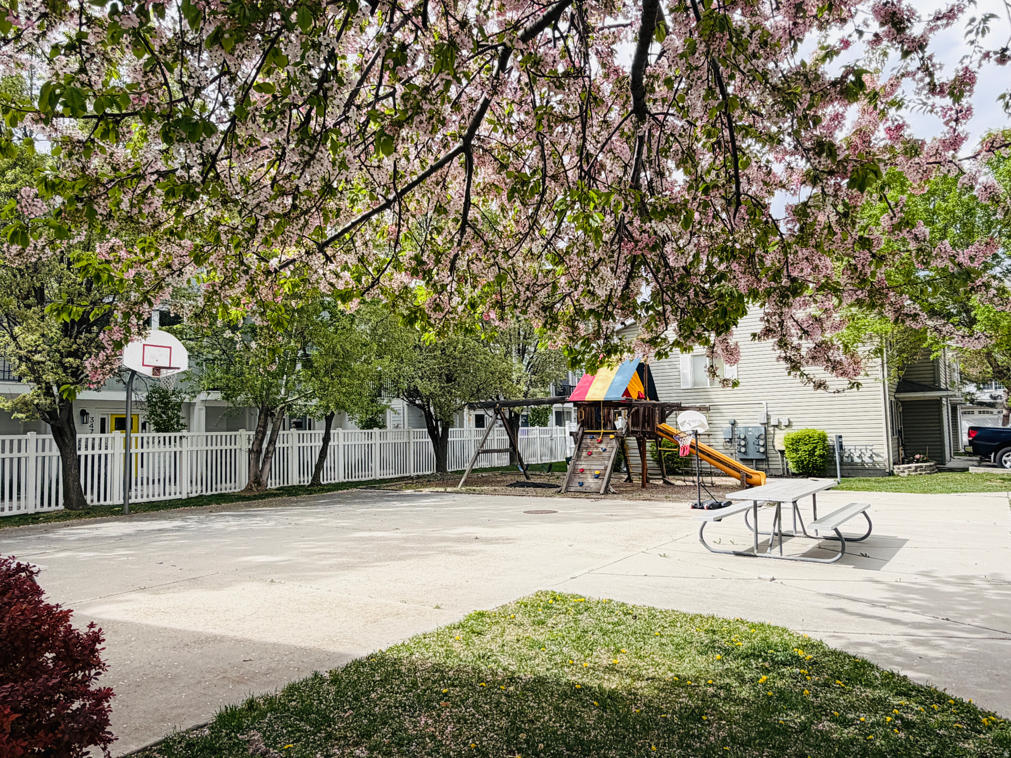 HIDDEN OAKS - Residential