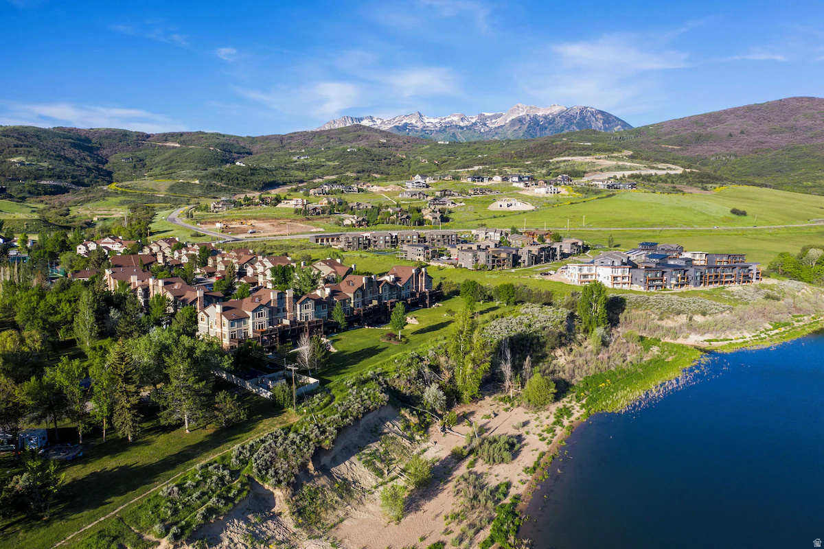 LAKESIDE VILLAGE - Residential