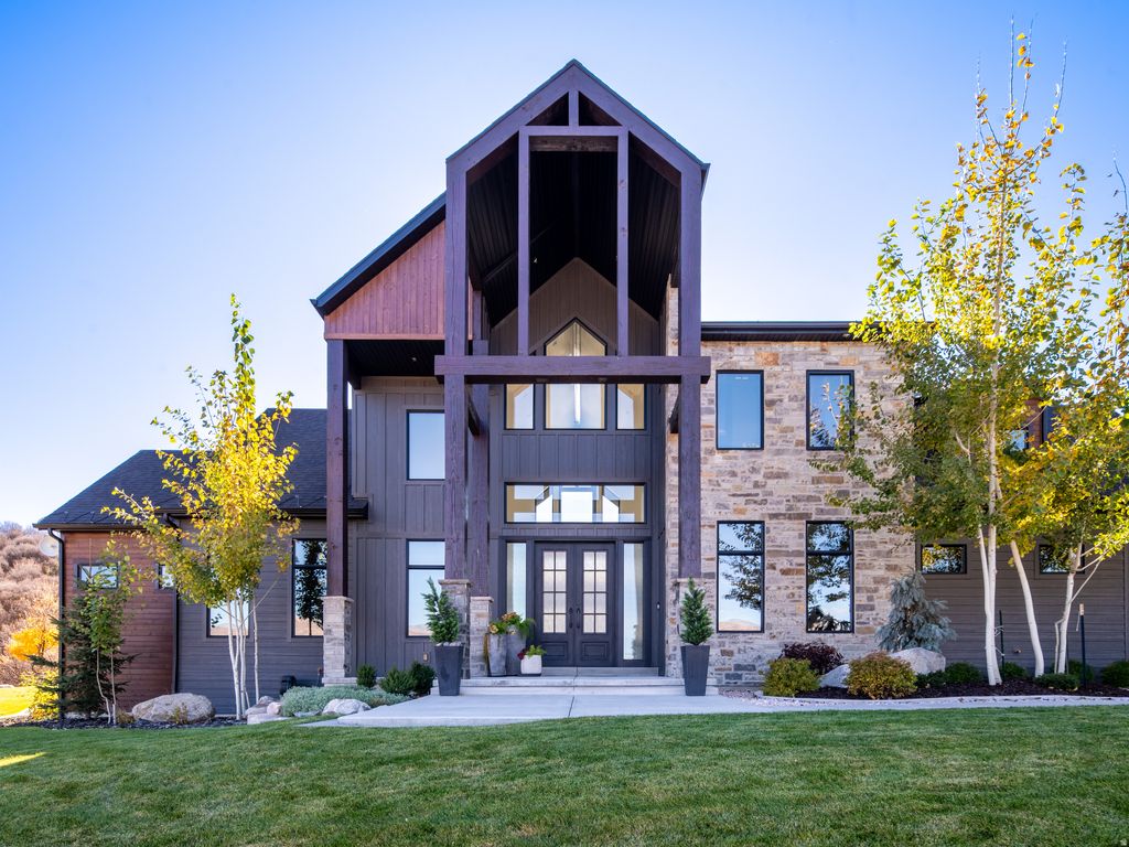 Photo of 6861 E SUMMIT PEAK CIR, Huntsville, UT 84317 (MLS # 2146848)