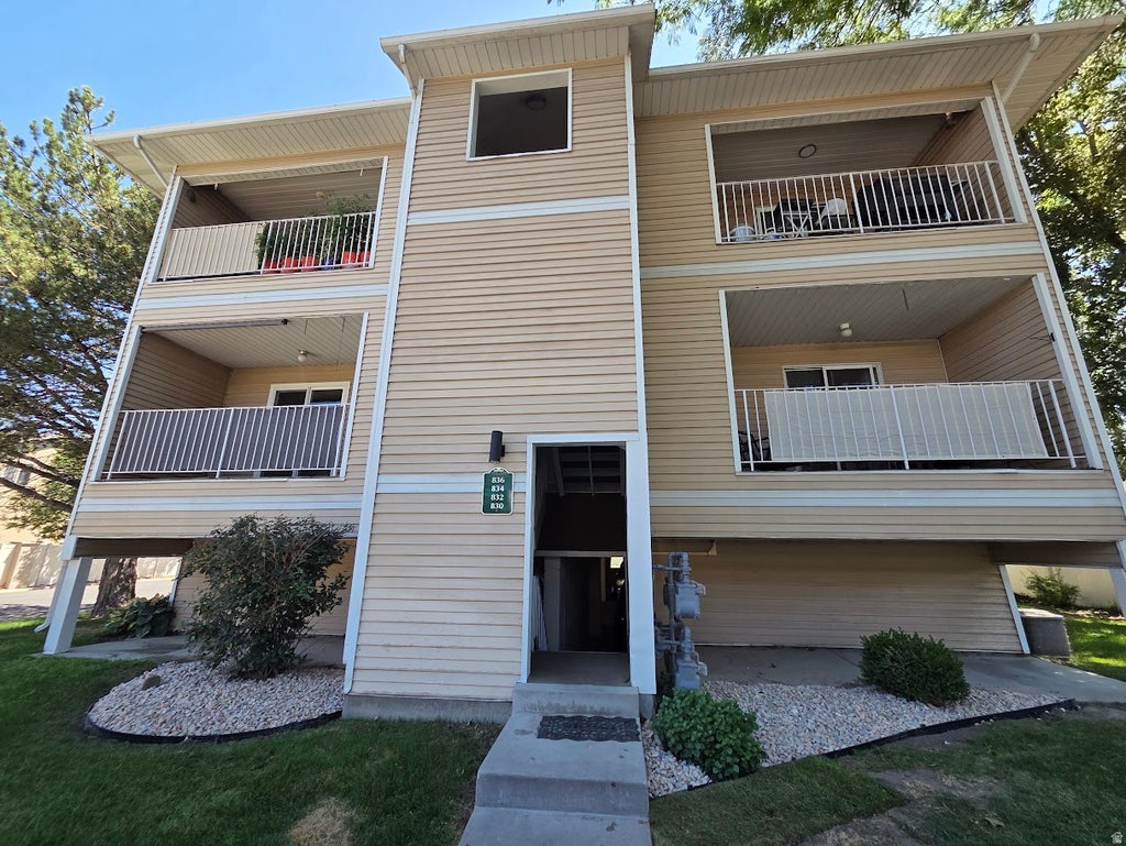 Photo of 830 E GATEWOOD DR S, Sandy, UT 84094 (MLS # 2186331)