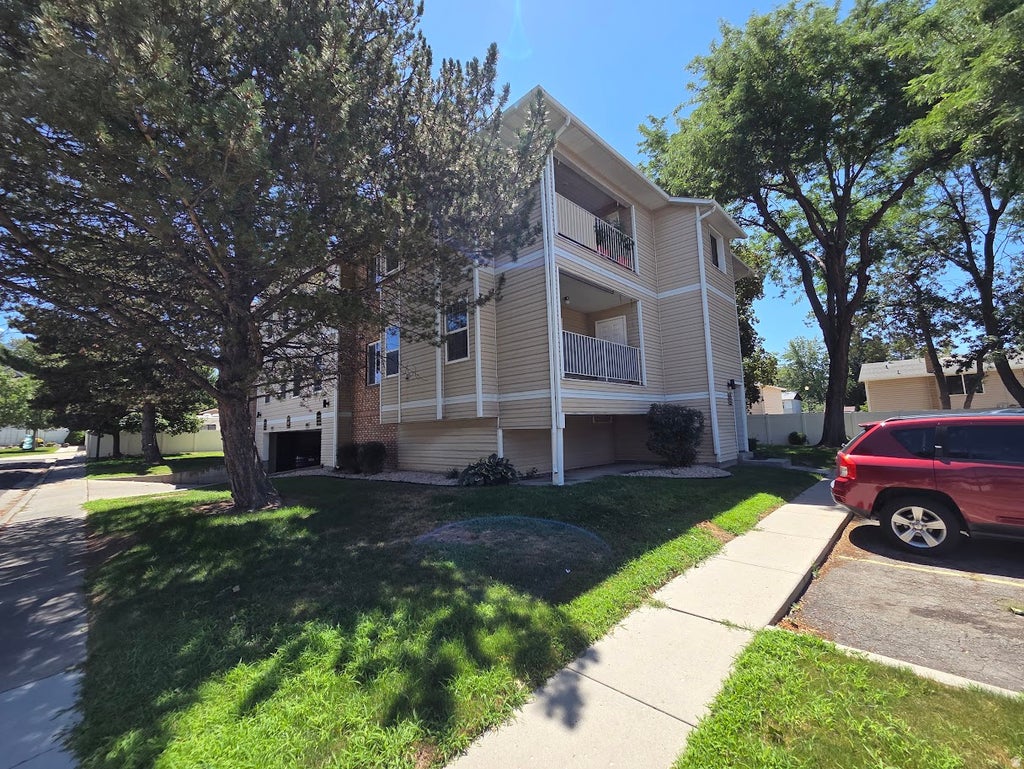 Photo of 830 E GATEWOOD DR S, Sandy, UT 84094 (MLS # 2186331)