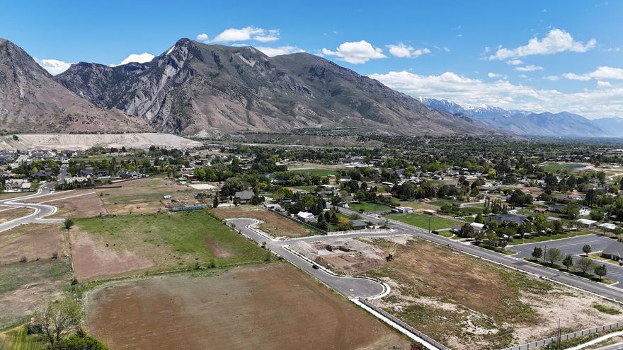 Hawks Landing offers flat, luxury estate lots with gorgeous views of the Wasatch Mountains. These rare, large lots are in the most desirable area of Utah County and will be ready to build soon. You can even bring your own builder. Hawks Landing provides incredible views of three mountain ranges but it's just moments away from exceptional schools, shopping and world-class recreation. Get incredible mountain views without the long commute to work and other activities.