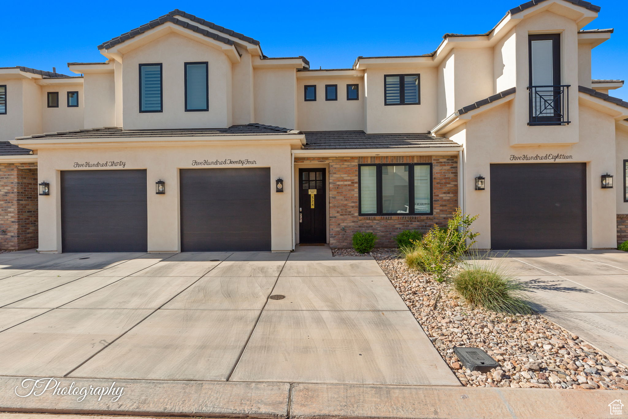 Beautiful 4bed/3.5bath vacation rental in Freedom Village, with oversized upstairs & covered patio, plus parking on the street behind for trailers, RVs & more! Minutes away from state & nat'l parks, golf courses, reservoirs, shopping, entertainment & everything Southern Utah has to offer!