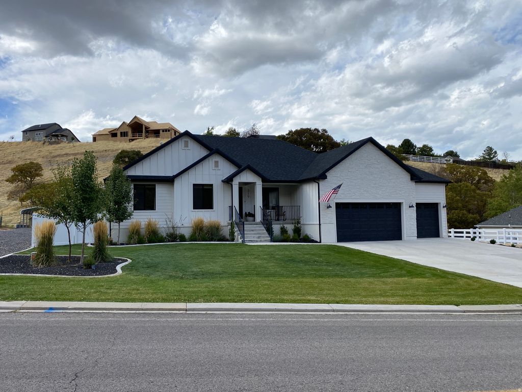 Photo of 319 N LOAFER CANYON RD, Elk Ridge, UT 84651 (MLS # 2120700)