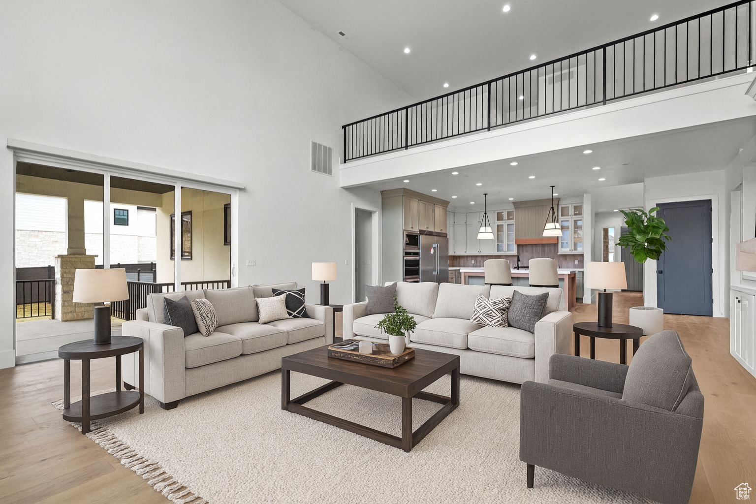 FOUR SEASONS - Residential