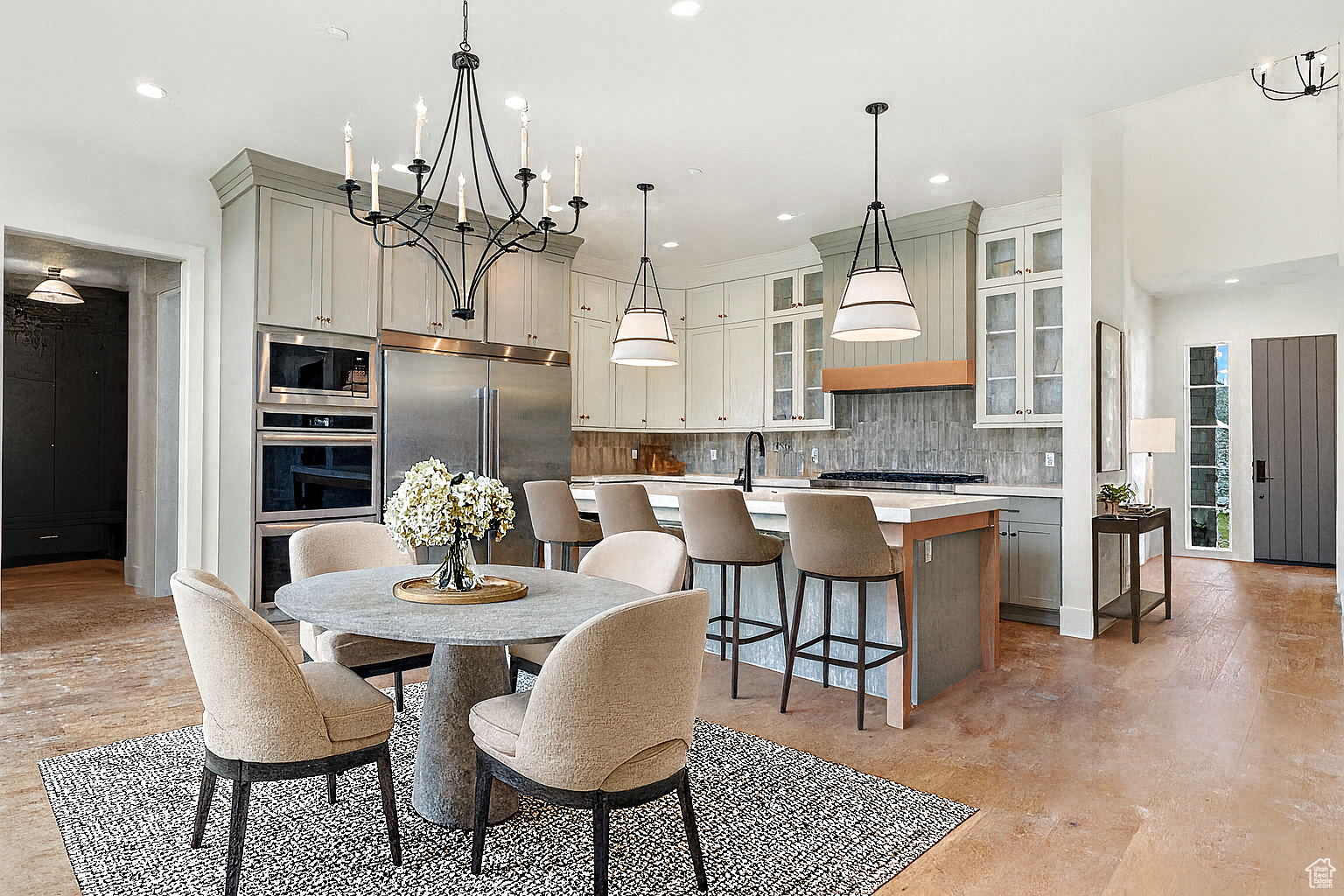 FOUR SEASONS - Residential