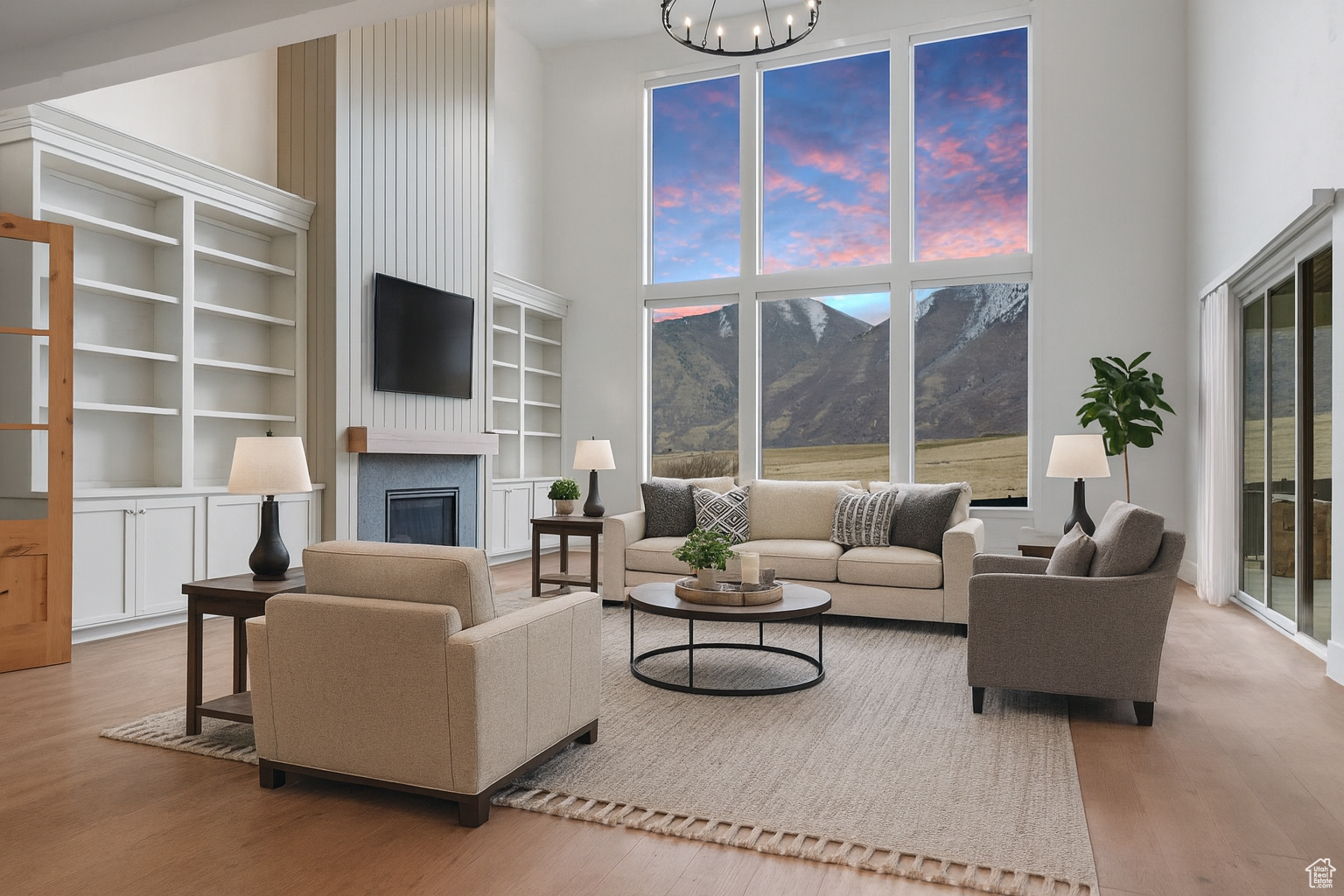 FOUR SEASONS - Residential