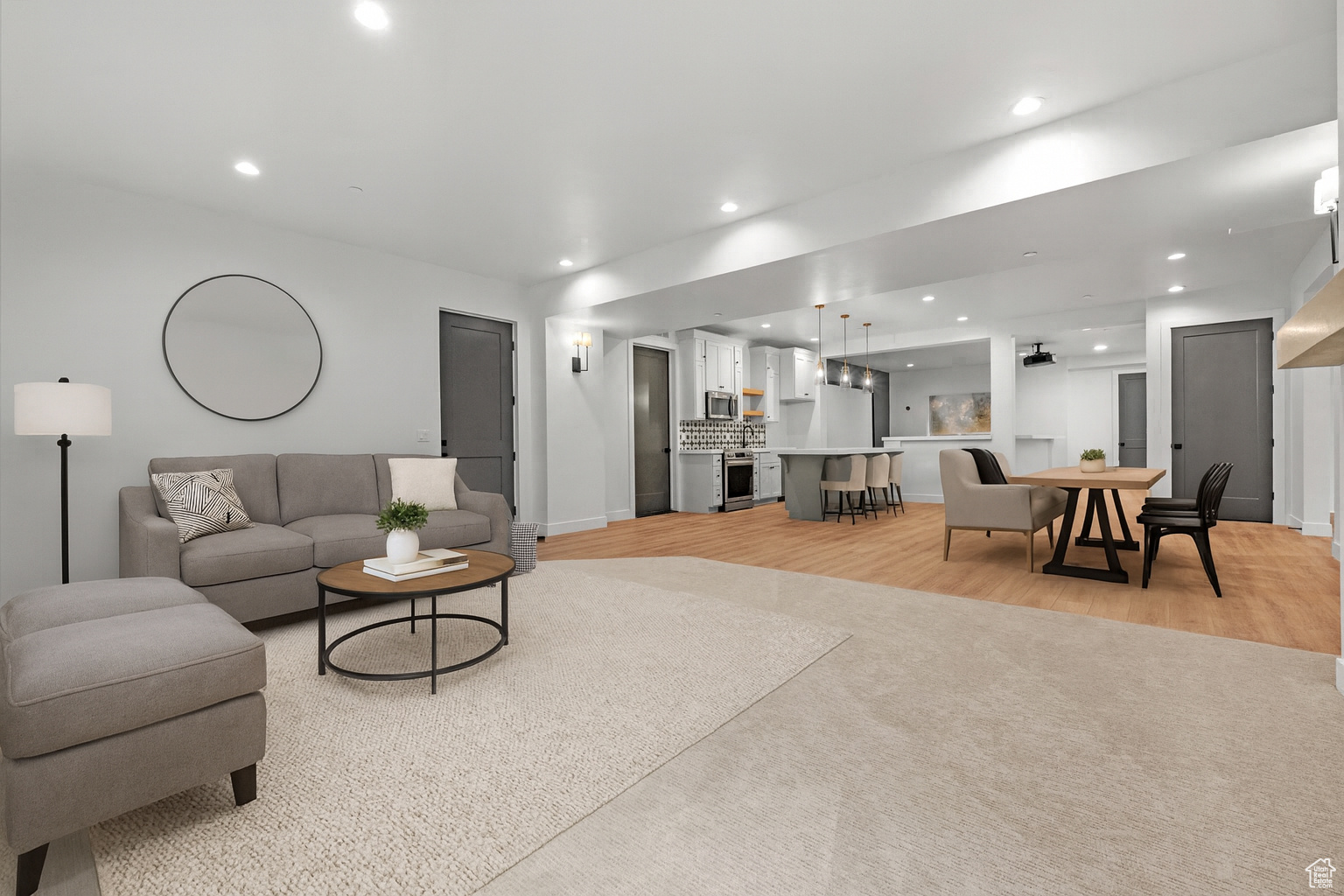 FOUR SEASONS - Residential