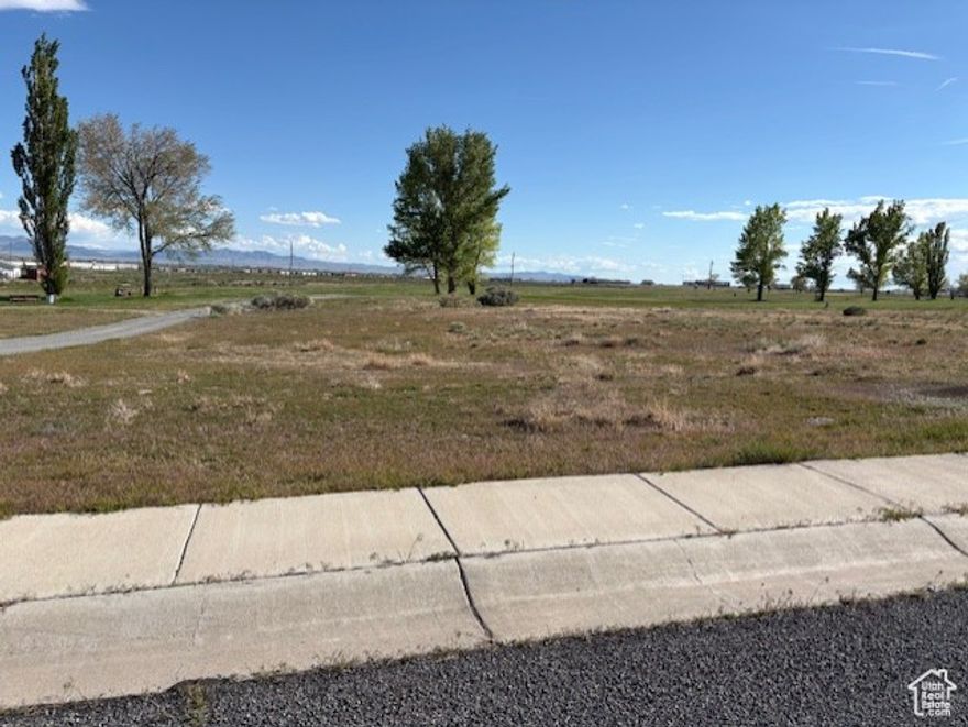 Welcome to your future dream home site! This prime .28-acre lot, nestled in the highly sought-after Ironwood Subdivision, offers a perfect blend of convenience and natural beauty. With well-defined curbs and gutters, along with a charming sidewalk, this lot boasts an inviting appeal from the moment you arrive. Imagine sipping your morning coffee while taking in breathtaking views of the lush golf course right from your backyard. Whether you're an avid golfer or simply appreciate serene landscapes, this property promises a picturesque setting for every season. Seize the opportunity to build your ideal residence in this tranquil neighborhood, where you can enjoy both community charm and the luxury of outdoor leisure. Don't miss out on the chance to create your own paradise-schedule a viewing today and get ready to turn your vision into reality!