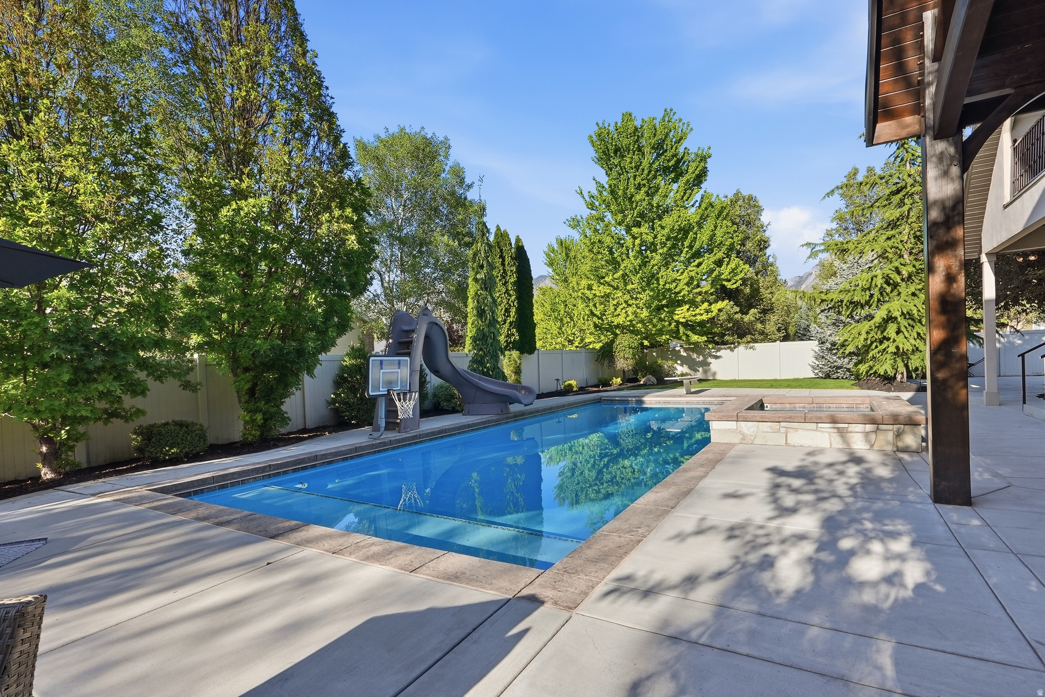 STONESHIRE - Residential