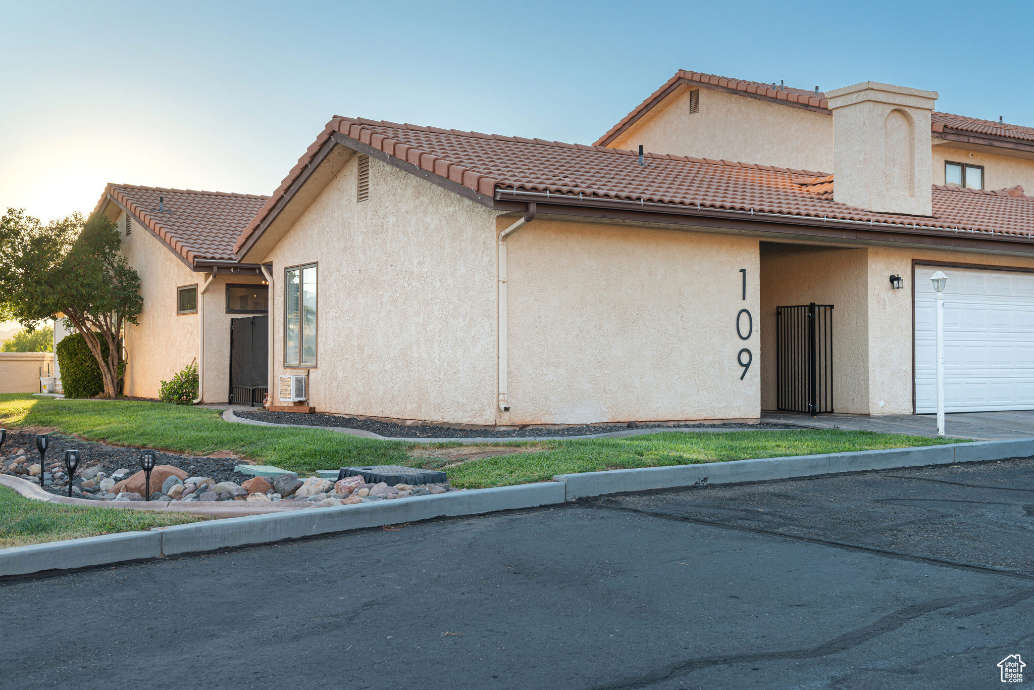 CANYON COURT 2 OF LAURELWOOD CONDO - Residential