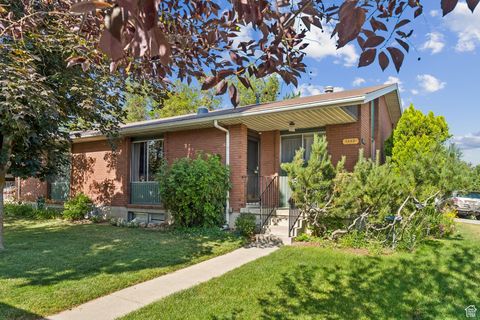 Photo of 6112 S VINEWAY CIR E, Salt Lake City, UT 84121 (MLS # 2093259) Photo of 6112 S VINEWAY CIR E, Salt Lake City, UT 84121 (MLS # 2093259)