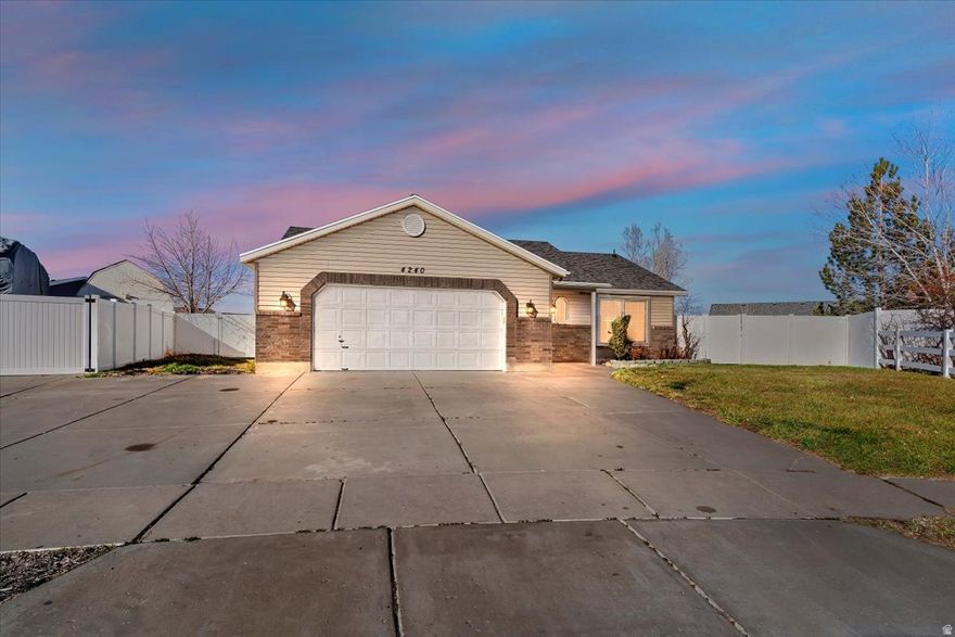 Charming home with spacious vinyl fenced 1/3 acre lot and walking distance to Roy pond.  Home has recently been updated with new paint, flooring and roof.  Home has vaulted ceilings and great views of mountains.  This home has 3 bedrooms and 2 full bathrooms with a 2 car garage.