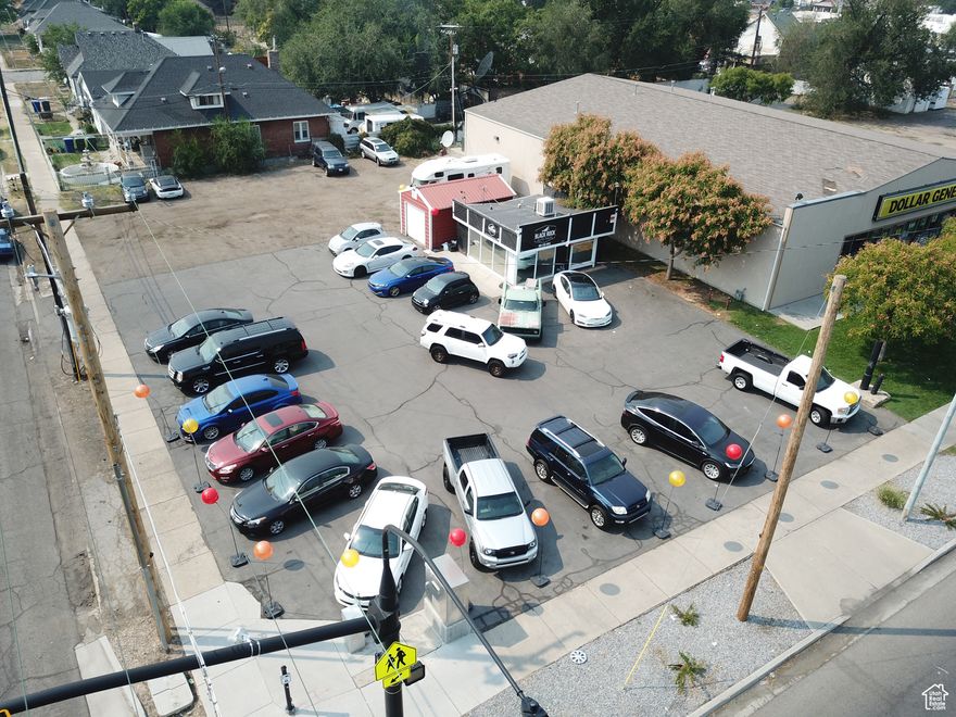 *** HIGH VISIBILITY LOT ON CORNER OF WASHINGTON AND 32nd *** Recently used as a car dealer lot. 400 sq foot office. Room for approximately 35 to 40 cars. Multiple other uses. Drive by first, then contact agent to schedule inside tour. Please do not disturb current tenant.