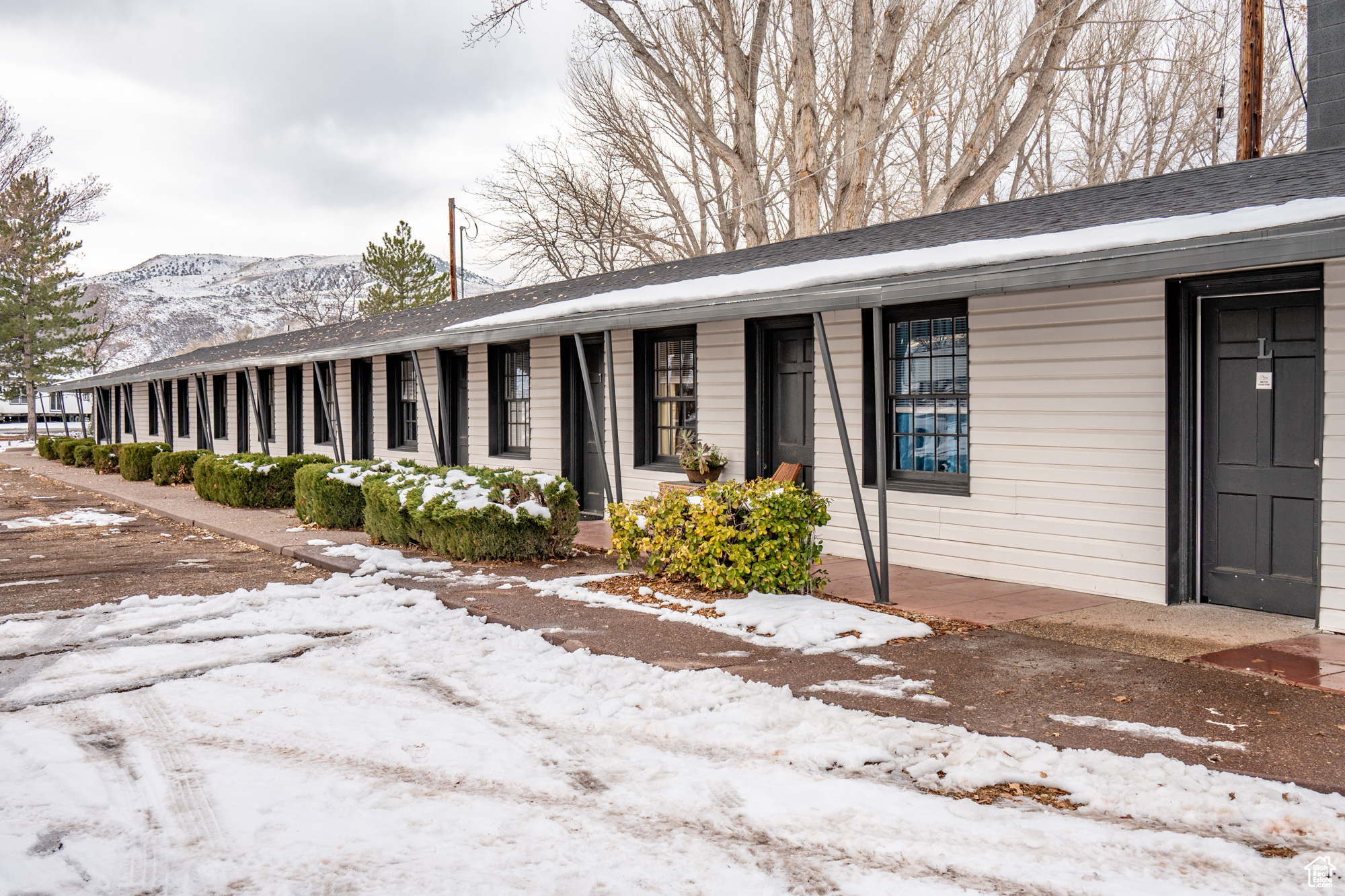 1 bedroom, 1 bath unit plus bonus room. Recently renovated. Newer flooring, paint, windows, cabinets, appliances, tile, fixtures. Forced air heat and air conditioning, bonus room to serve as office or extra storage, and a HUGE walk in closet. Laundry facilities on site, separate entrance and parking in rear of building.