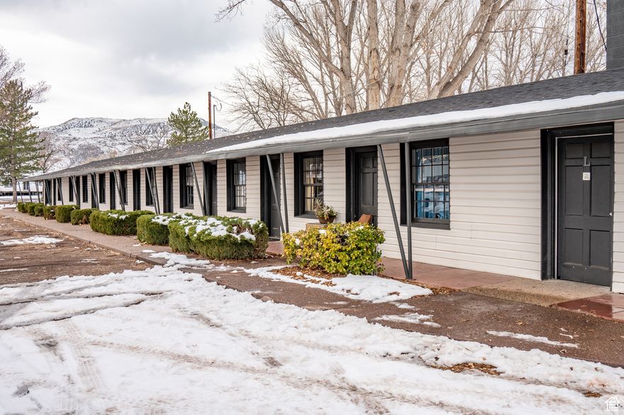 1 bedroom, 1 bath unit plus bonus room. Recently renovated. Newer flooring, paint, windows, cabinets, appliances, tile, fixtures. Forced air heat and air conditioning, bonus room to serve as office or extra storage, and a HUGE walk in closet. Laundry facilities on site, separate entrance and parking in rear of building.