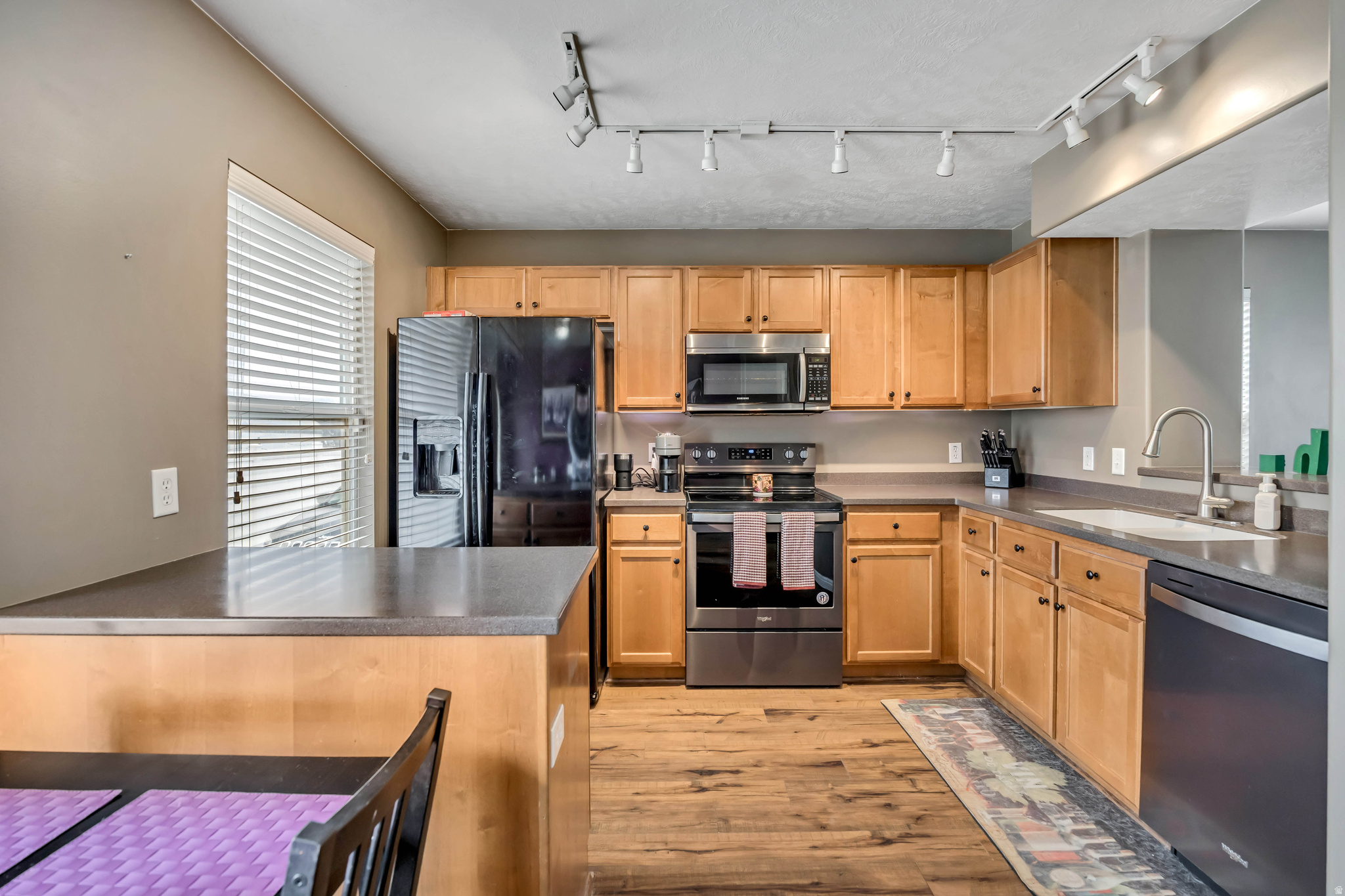 INVERNESS SQUARE - Residential