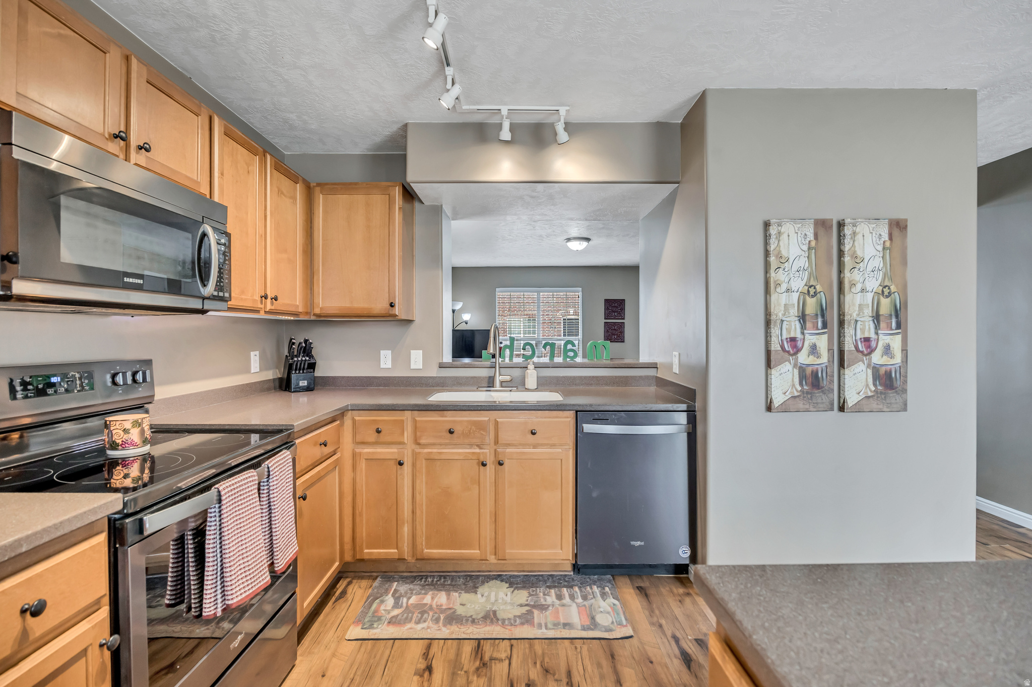 INVERNESS SQUARE - Residential