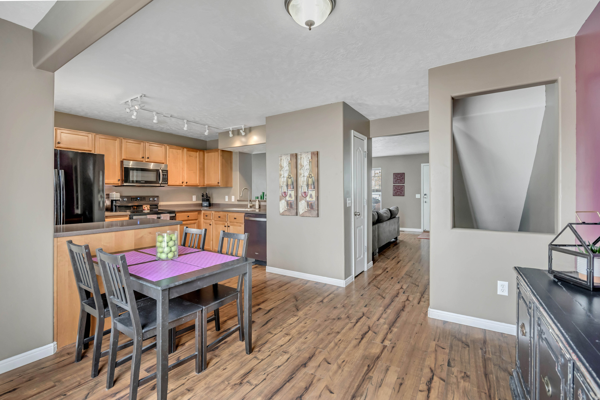 INVERNESS SQUARE - Residential