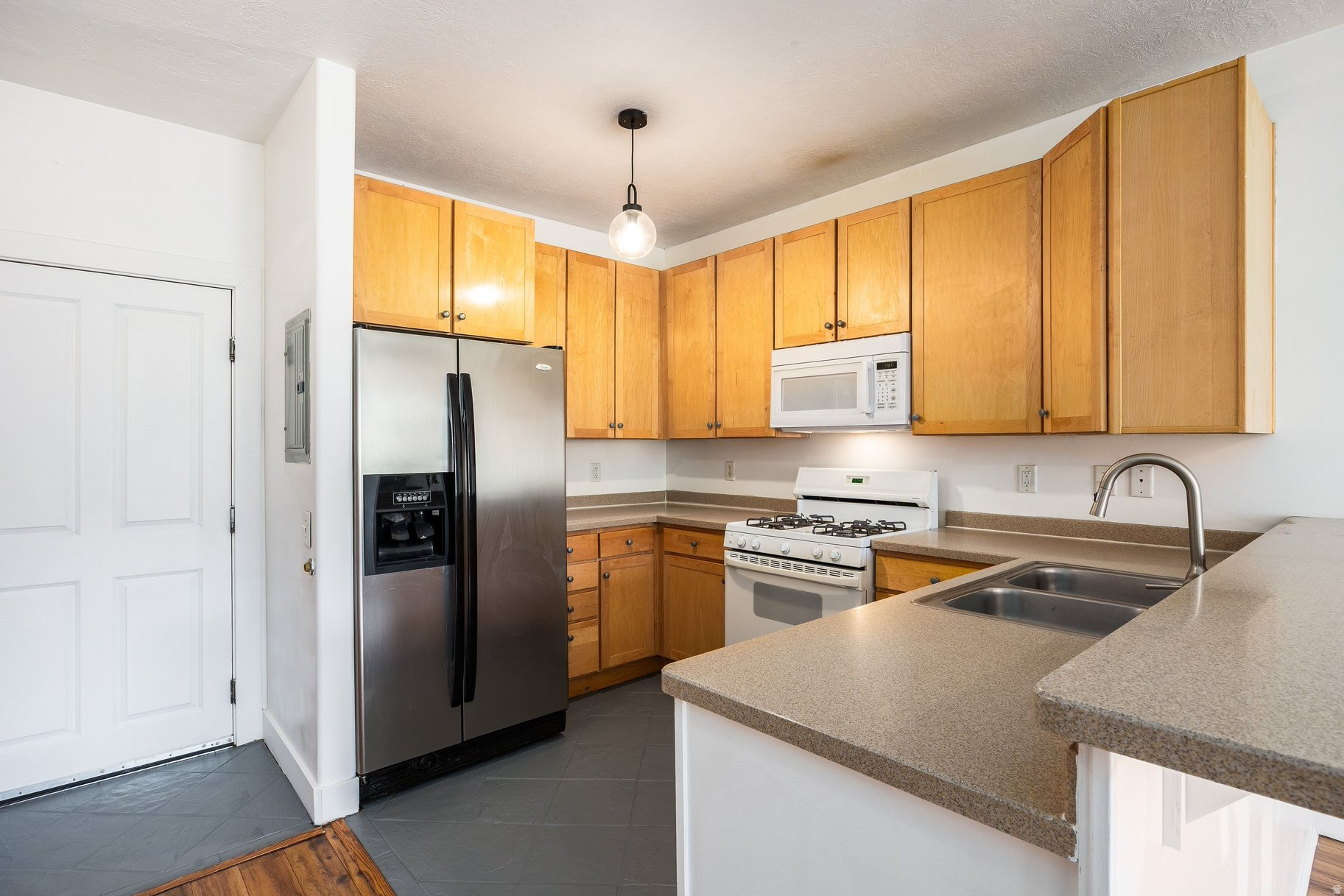 CRESTVIEW CONDOMINIUM PHASE 1 - Residential