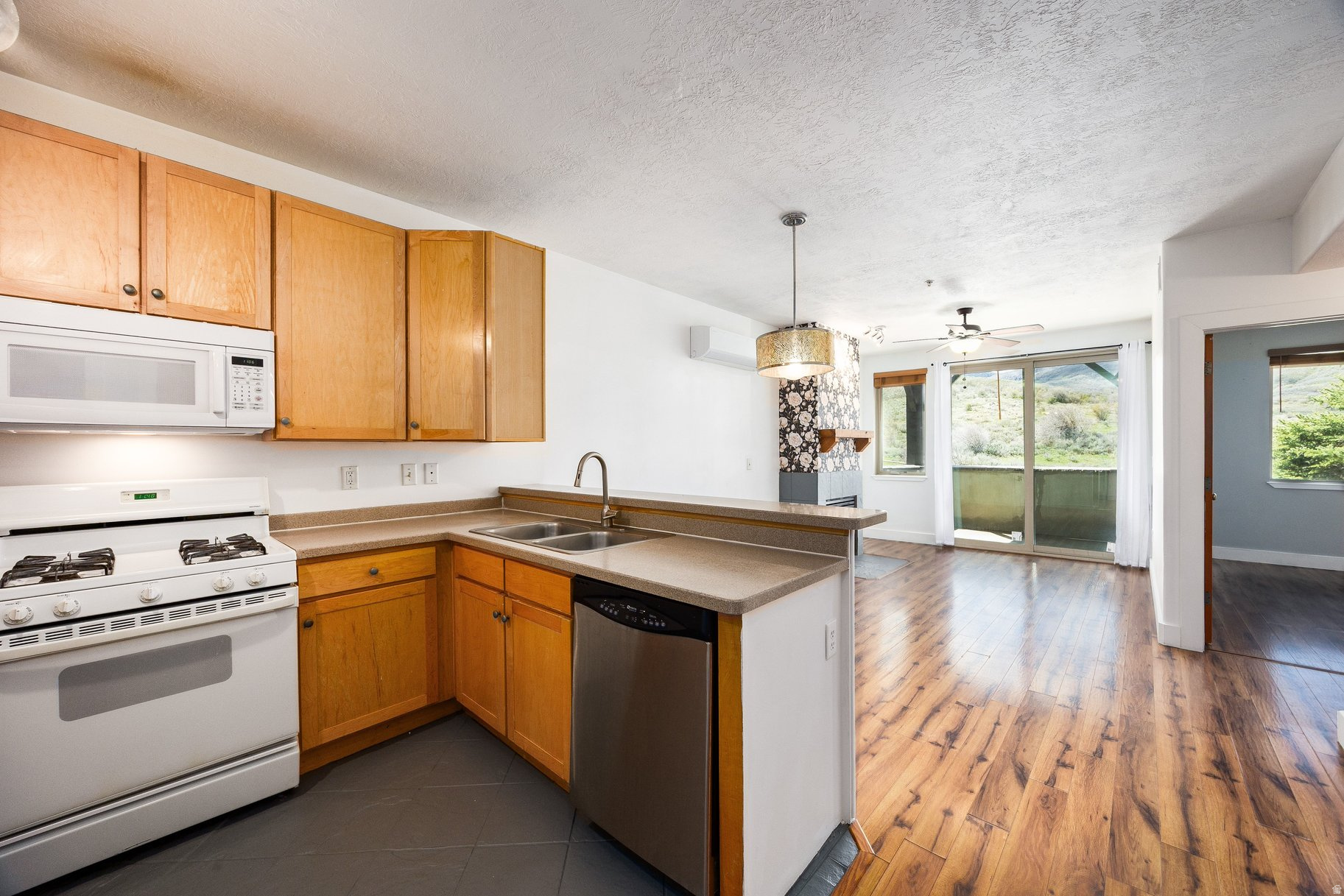 CRESTVIEW CONDOMINIUM PHASE 1 - Residential