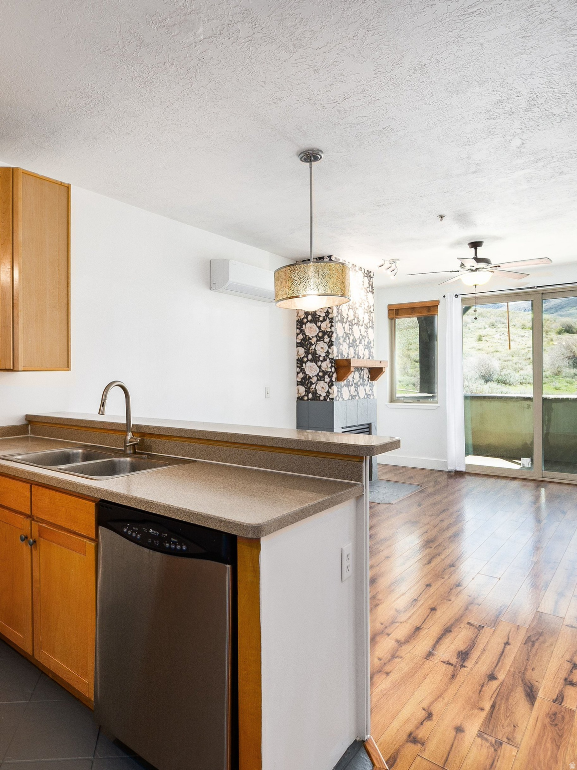 CRESTVIEW CONDOMINIUM PHASE 1 - Residential